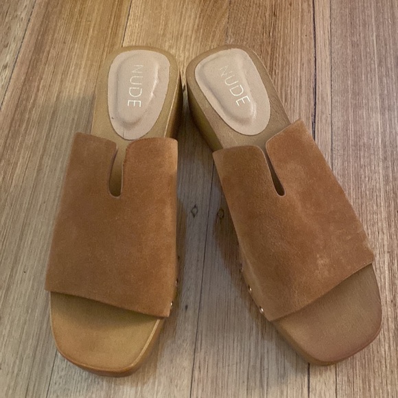 NUDE a brown suede slip on - Picture 2 of 4
